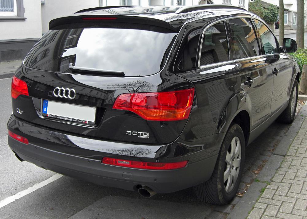 Audi_Q7_3.0TDI_Quattro_rear.jpg